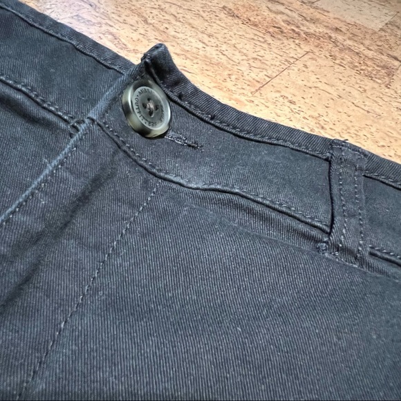 American Eagle - Midi Stretch Black Shorts - Picture 2 of 8